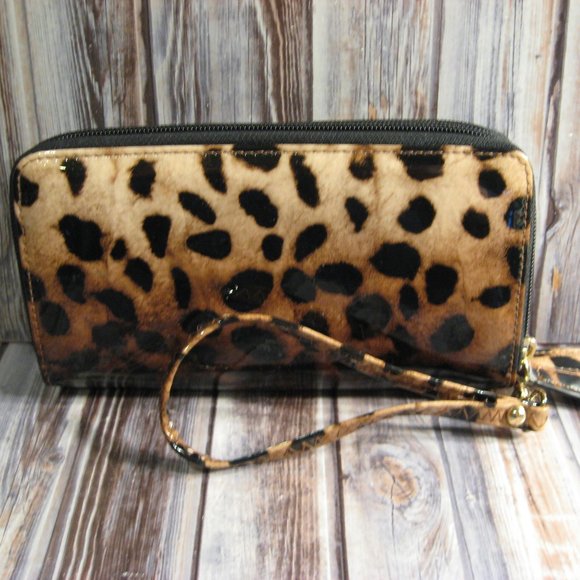 VIETA LEOPARD PRINT PATENT CLUTCH / WRISTLET - APPEARS NEW - Picture 1 of 4
